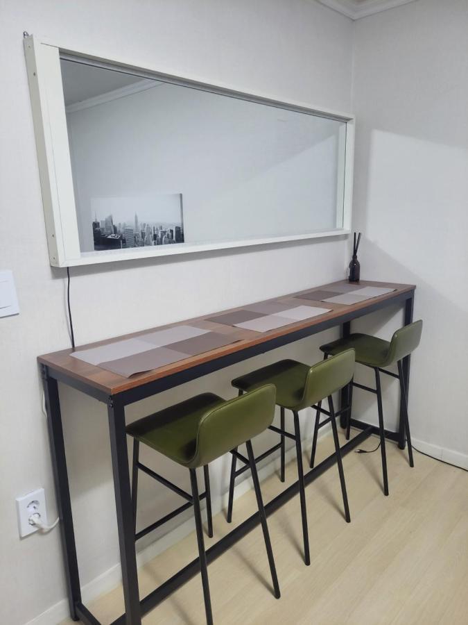 Newly Renovated 2 Bedroom #7 อพาร์ทเม้น