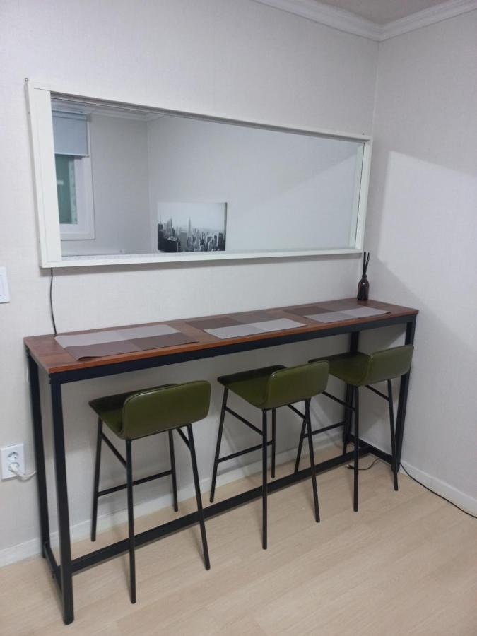 Newly Renovated 2 Bedroom #7 公寓
