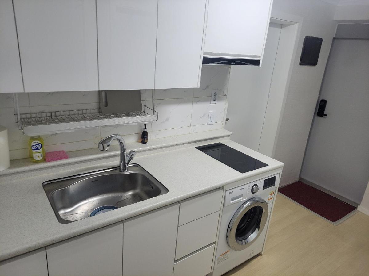 อพาร์ทเม้น Newly Renovated 2 Bedroom #7 *